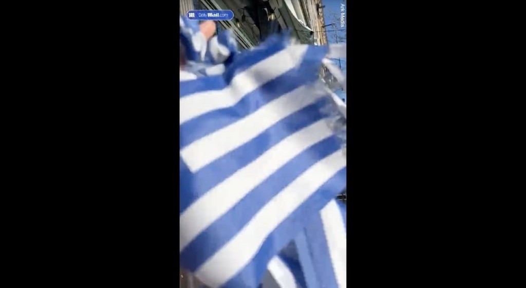 ΗΠΑ: TikToker “επιτέθηκε” στην ελληνική σημαία γιατί την… μπέρδεψε με την ισραηλινή (βίντεο)
